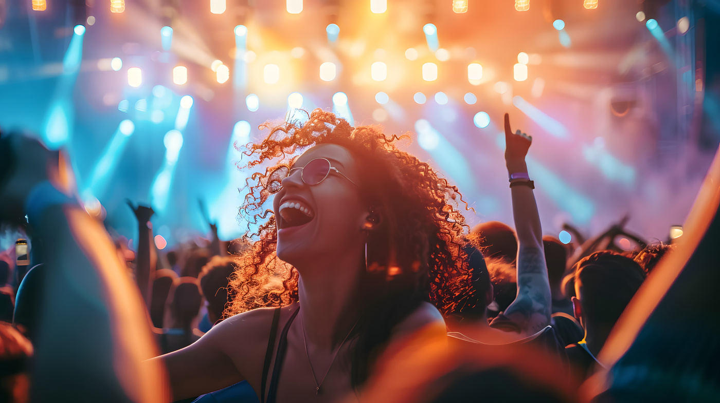 Kobieta cieszy się i bawi w trakcie koncertu
