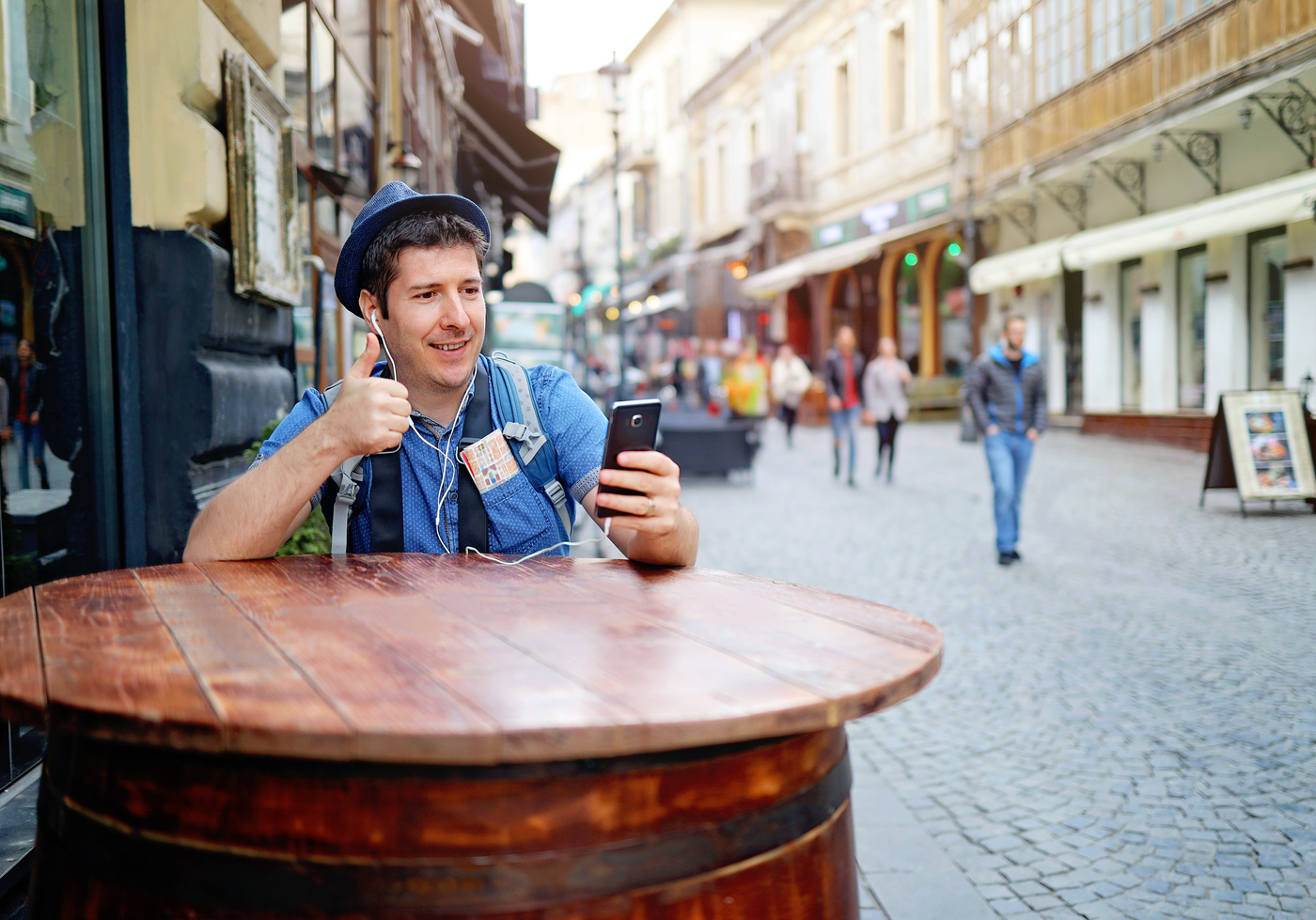 Mężczyzna prowadzi rozmowę będąc za granicą dzięki zasadzie Roam Like At Home