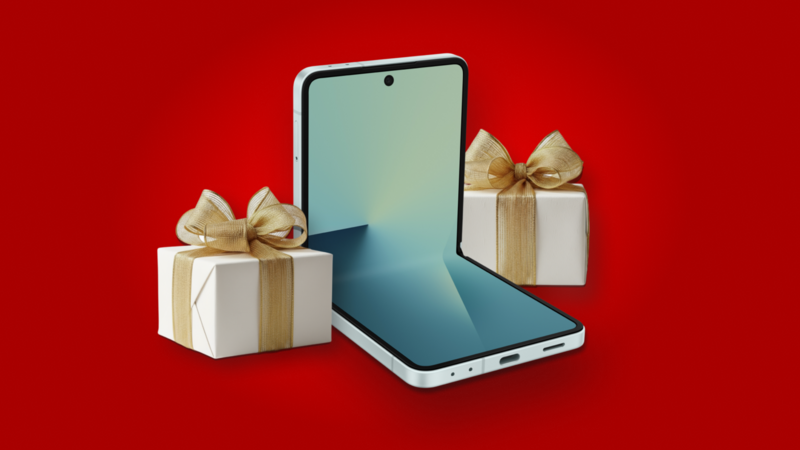 Telefon Samsung w otoczeniu prezentów na czerwonym tle, jako przykład idealnego prezentu na święta