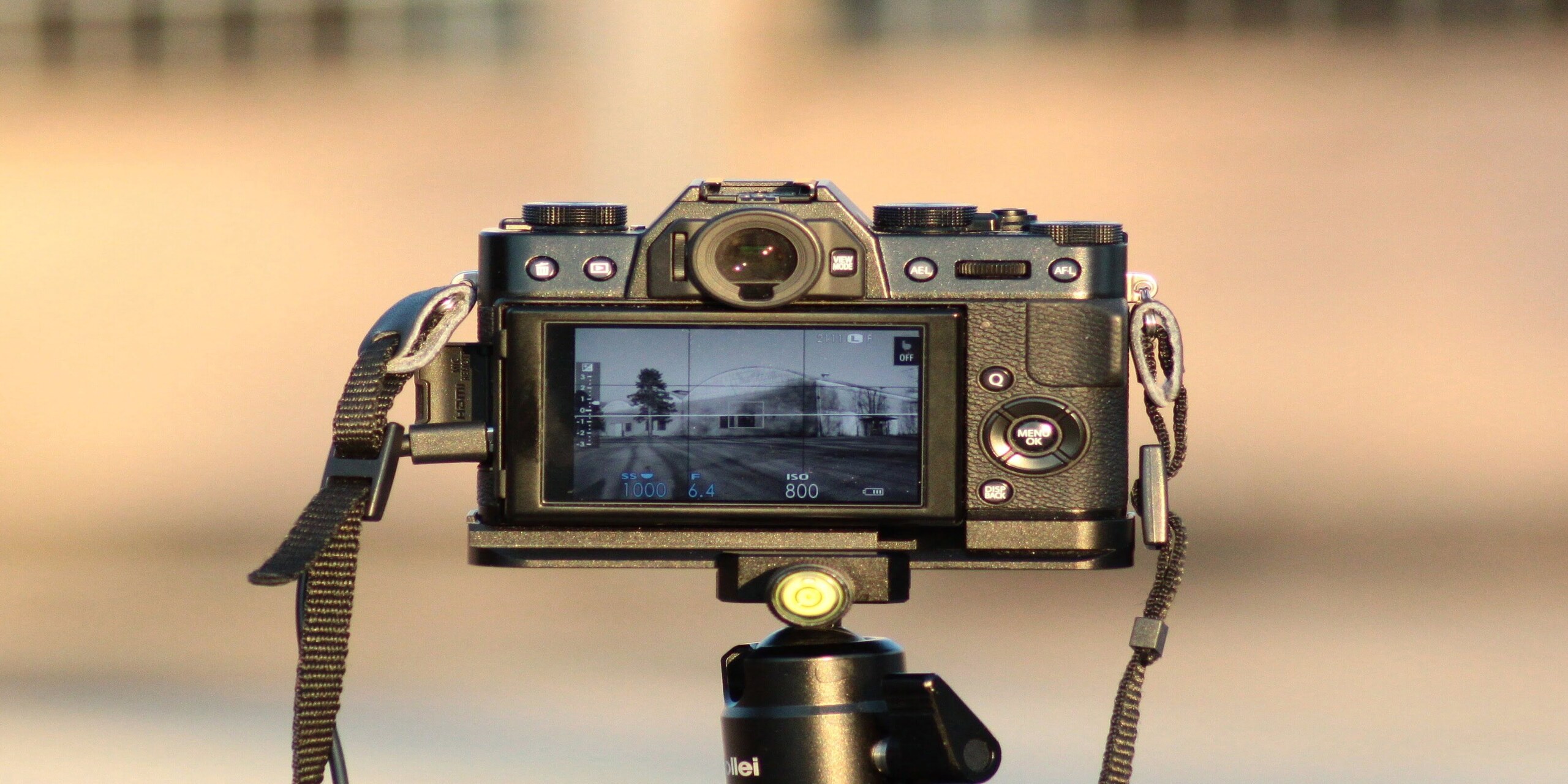 Aparat fotograficzny z kartą pamięci w środku