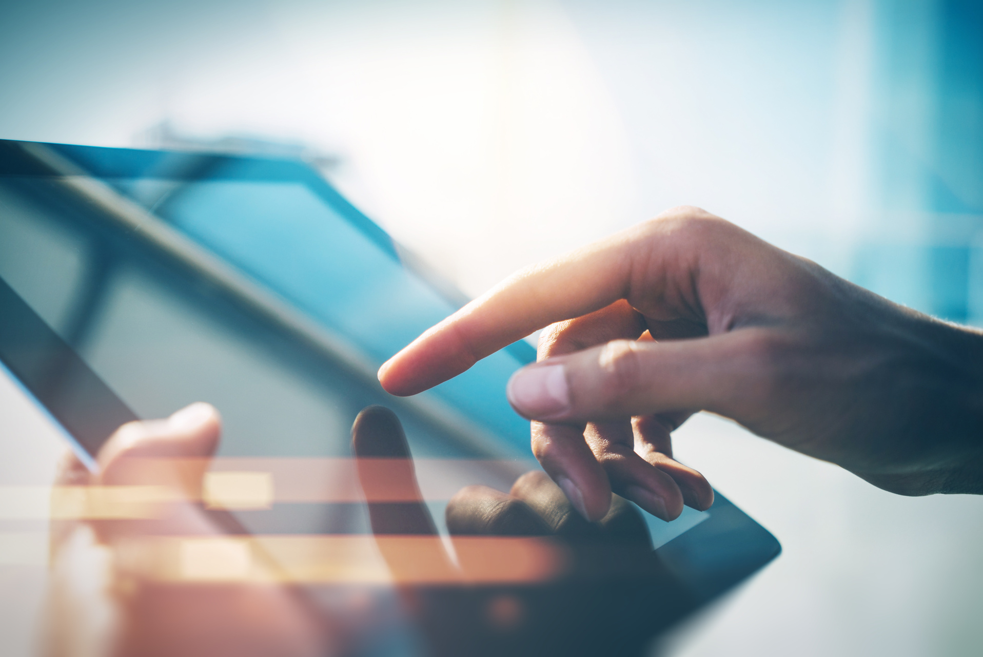 Dłoń konfigurująca inernet w tablecie