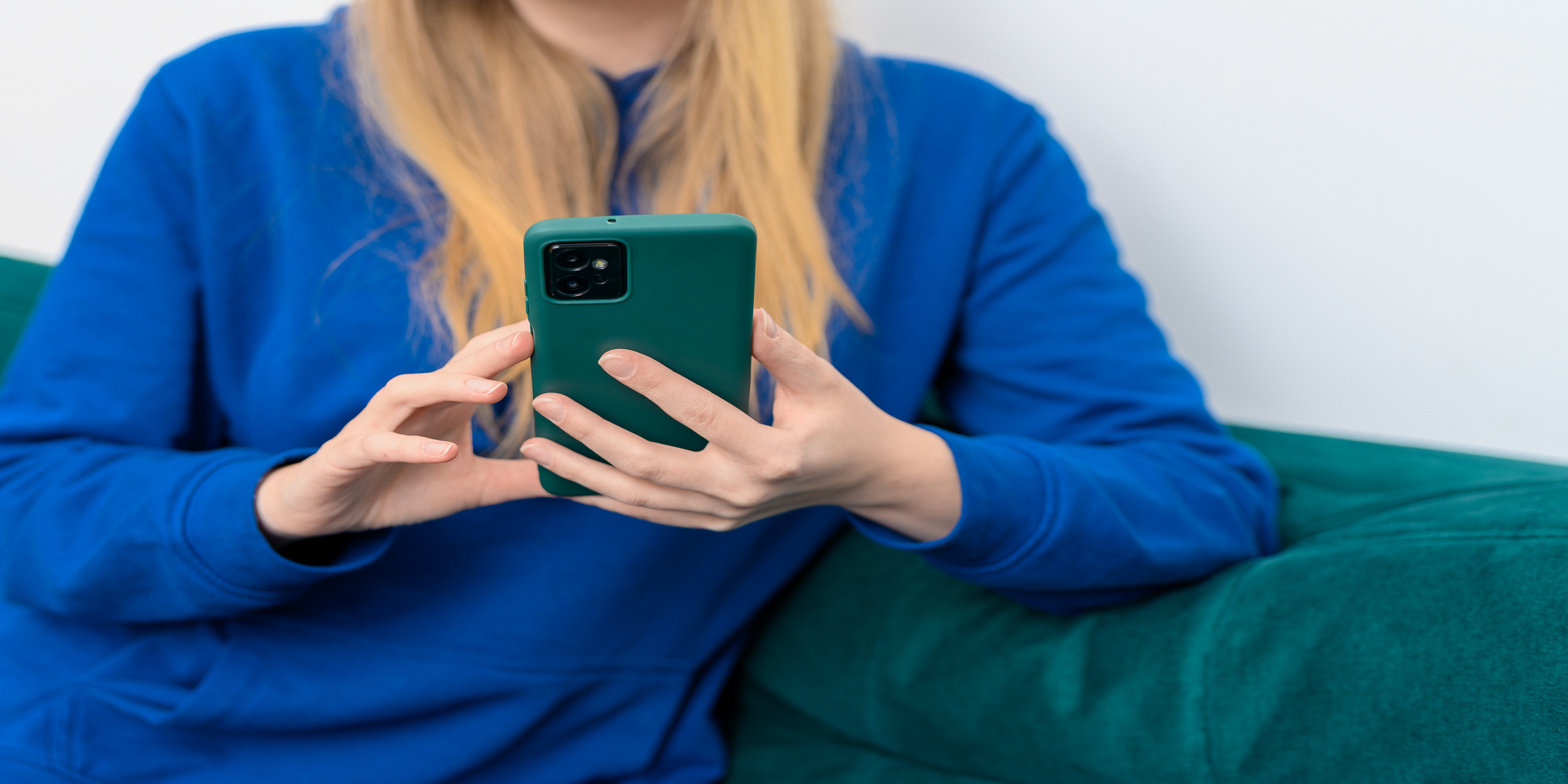 Kobieta korzysta z telefonu z funkcjami AI