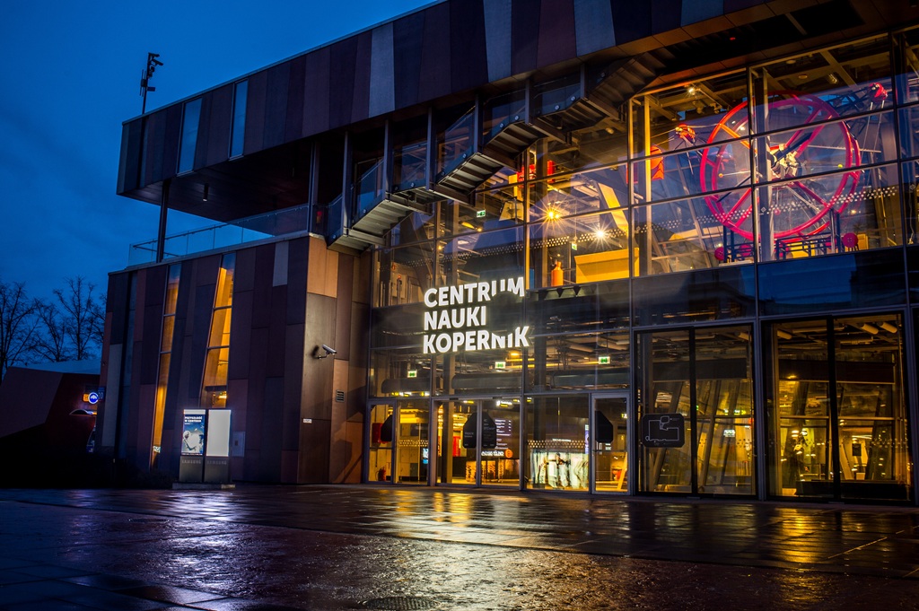 Budynek Centrum Nauki Kopernik nocą.