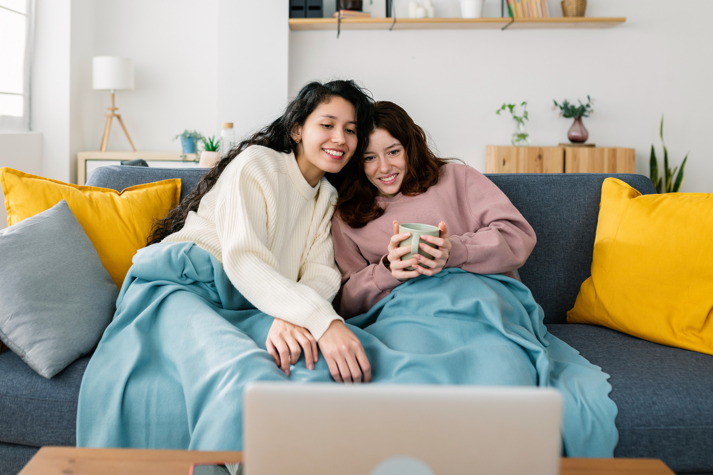 Kobiety wspólnie oglądają film wybrany z rekomendacji i z włączonymi napisami.