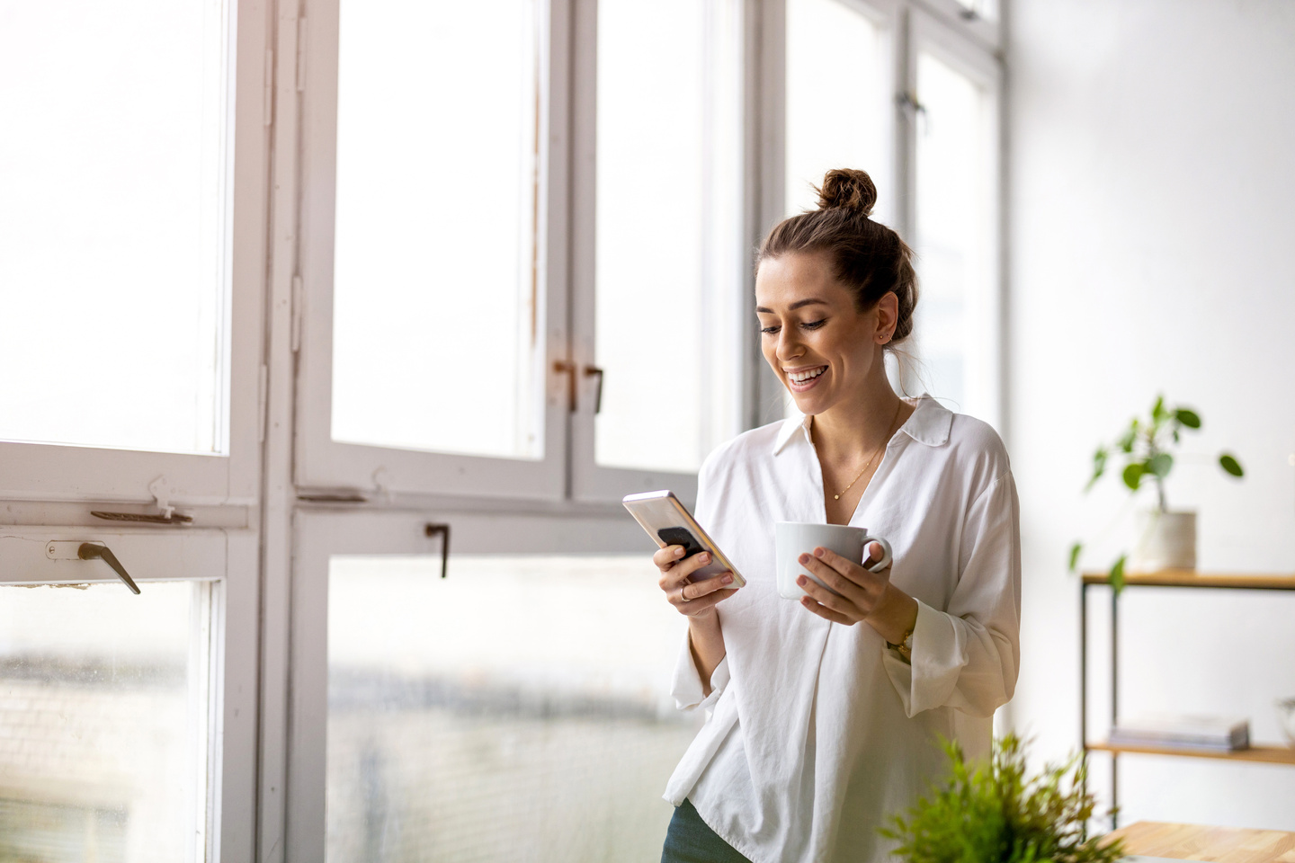 Kobieta szuka promocji na zakup nowego telefonu