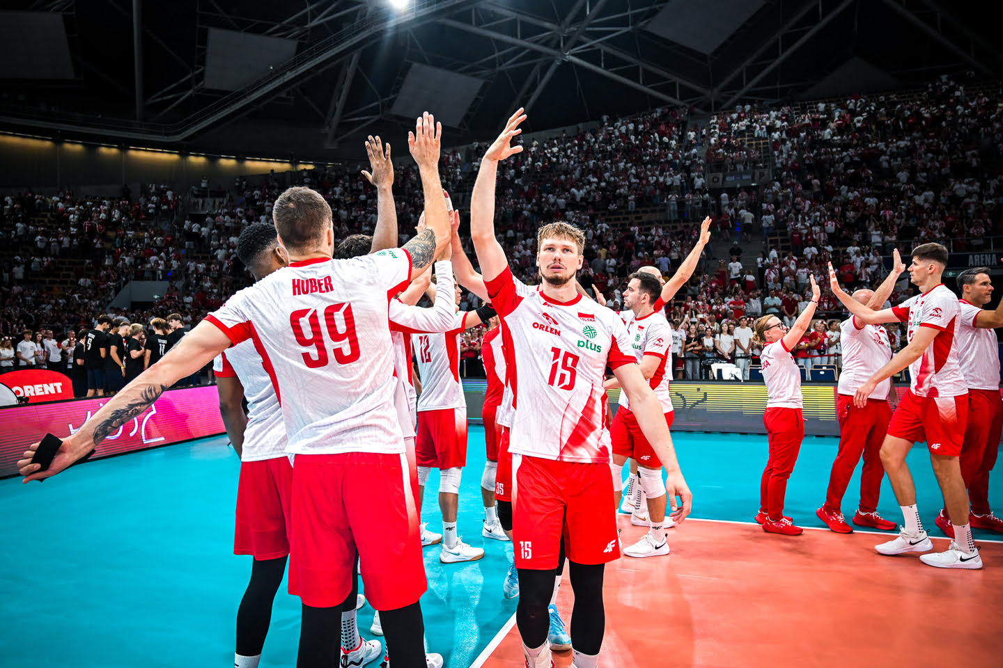 Siatkarze z reprezentacji przybijają sobie piątki po zdobyciu punktu