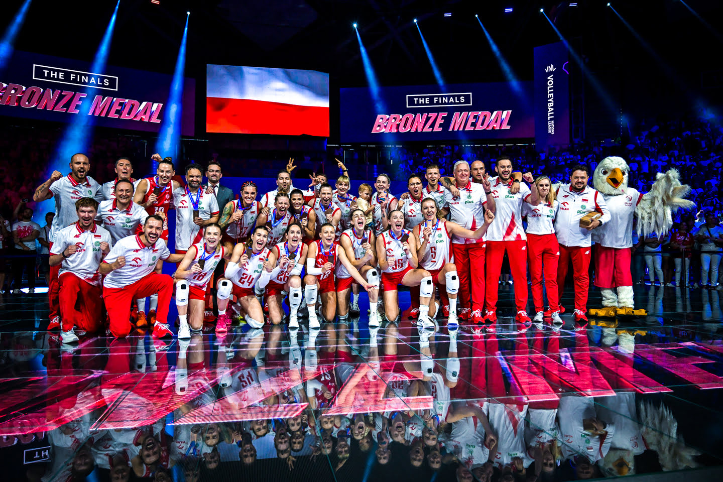 Reprezentacje siatkówki kobiet i mężczyzn z brązowymi medalami z Ligi Narodów