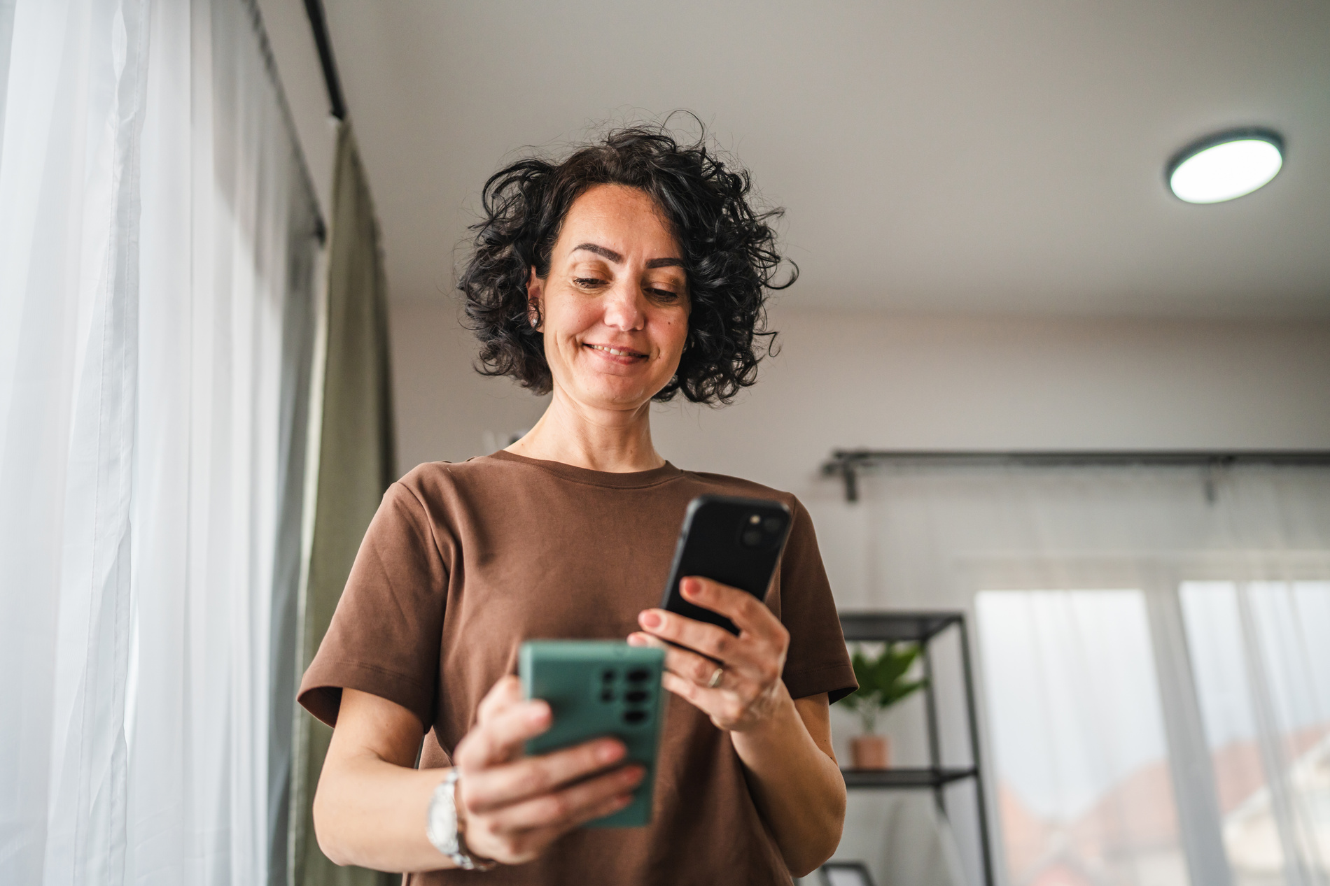 Kobieta przenosi dane między dwoma telefonami