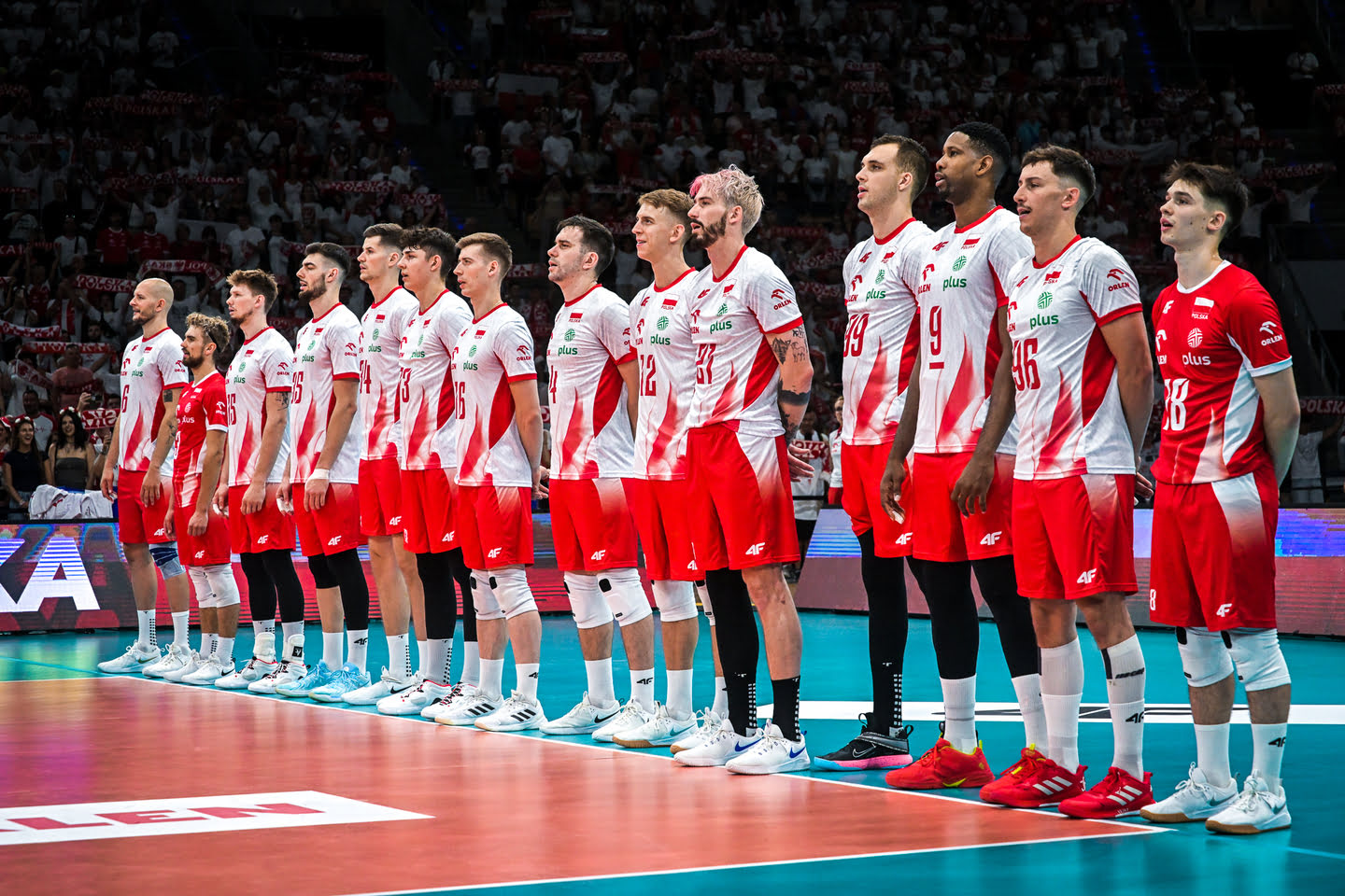 Reprezentacja mężczyzn w piłce siatkowej przed meczem w trakcie hymnu