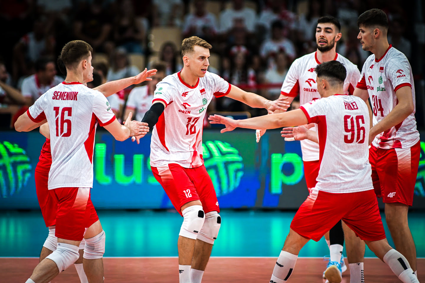 Reprezentacja siatkówki mężczyzn po zdobyciu punktu przybija piątki