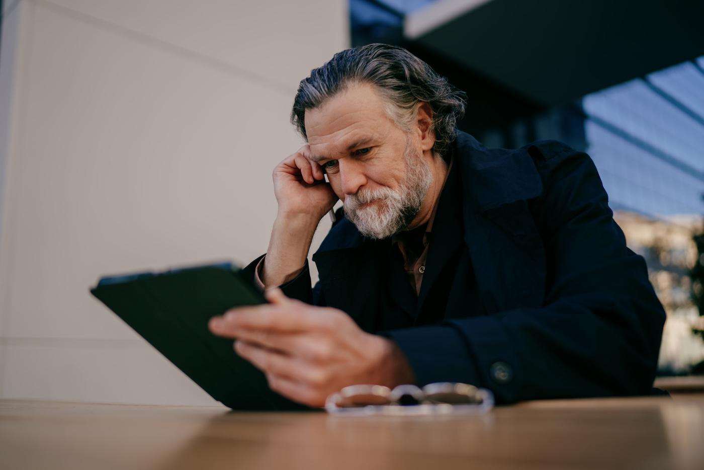 Mężczyzna ogląda mecz na tablecie z szybkim internetem.