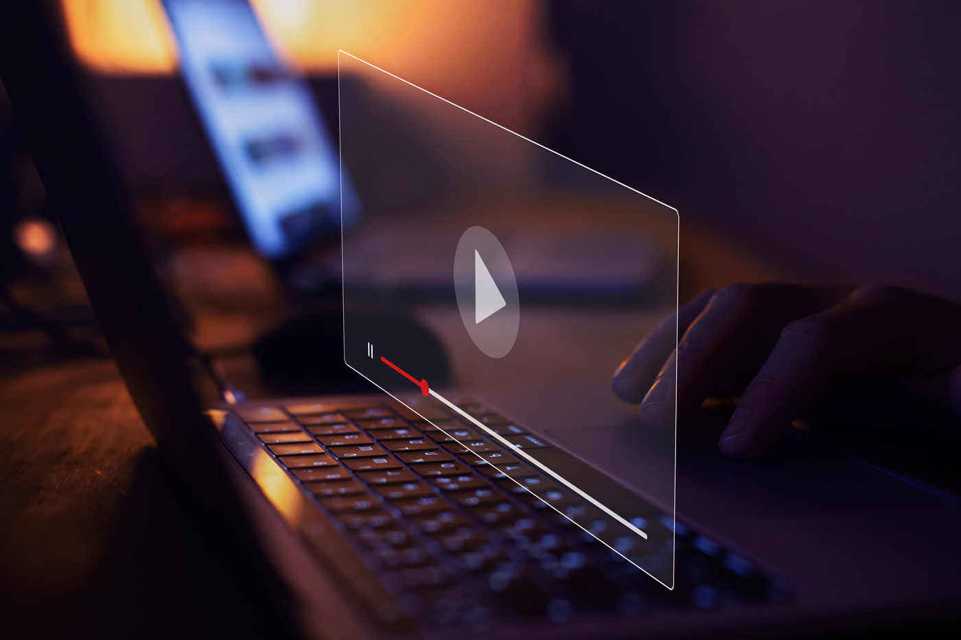 Dłonie włączające streaming Apple TV na komputerze