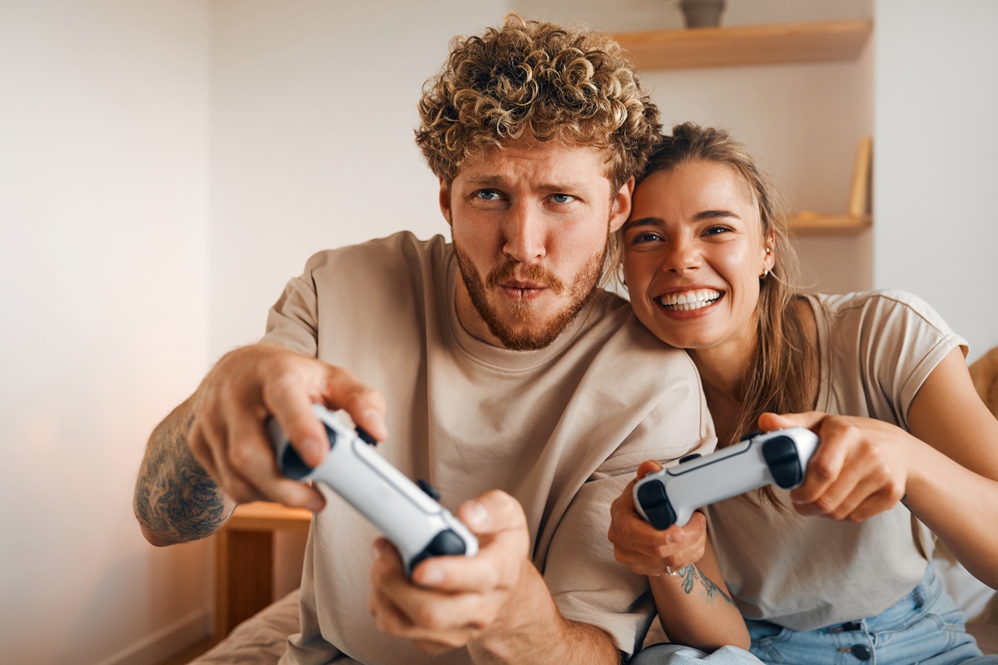 Para grająca na konsoli.