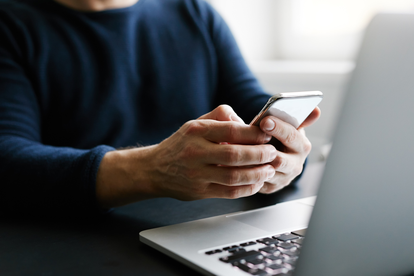 Mężczyzna przenosi dane z karty SIM na telefon