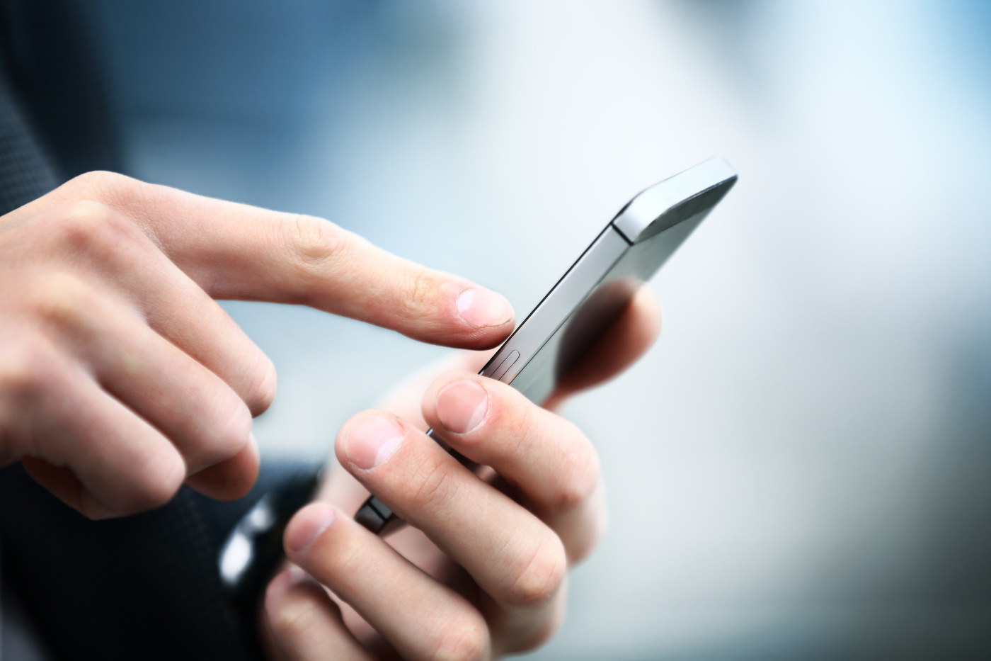 Mężczyzna trzymający w dłoni telefon