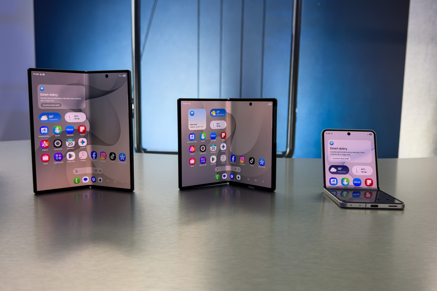 Rozłożone składane smartfony Samsung Galaxy Z Fold8, Z Fold8 Ultra i Z Flip8.