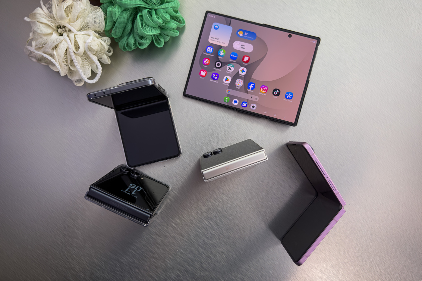 Kilka telefonów Samsung Galaxy Z Flip8 rozłożone w różny sposób oraz Samsung Galaxy Z Fold8 rozłożony na płasko.