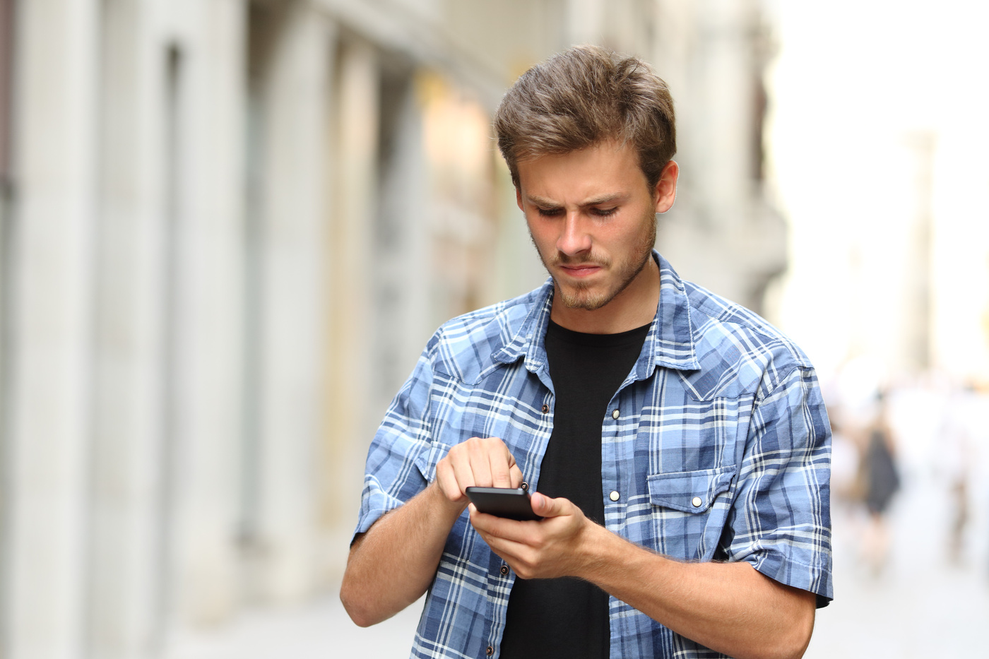 Mężczyzna zastanawia się dlaczego w jego telefonie jest czarny ekran