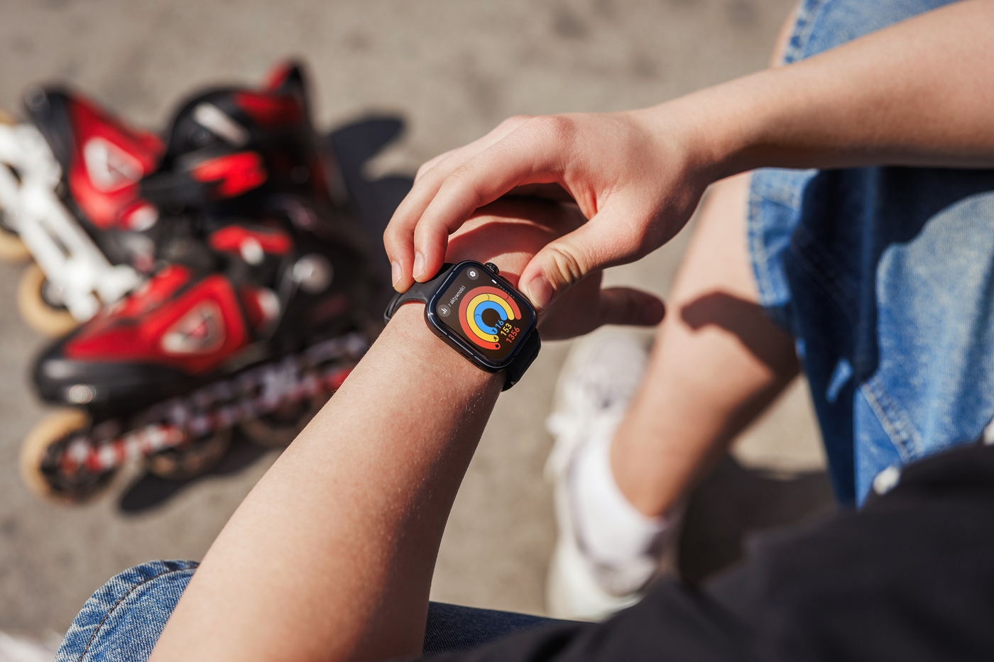 Męska dłoń na tle rolek z założonym Huawei Watch Fit 5