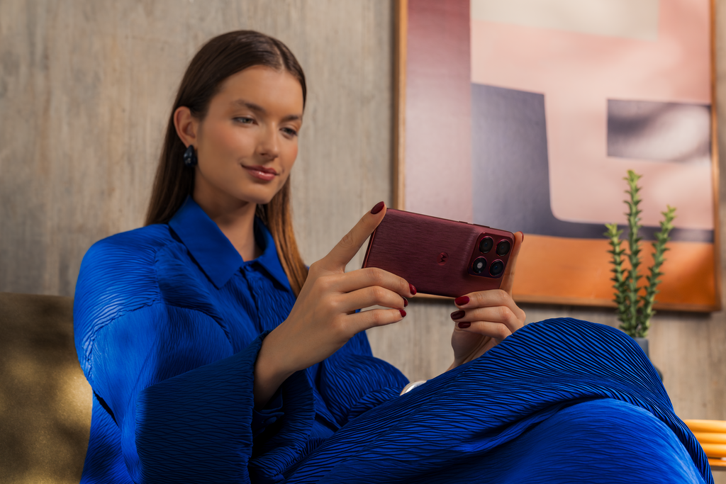 Kobieta przegląda funkcje nowego telefonu - motoroli edge 70 pro