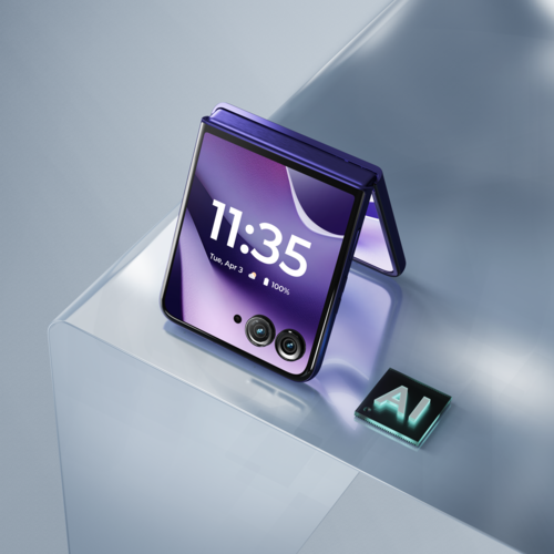 Motorola razr 70 ultra postawiona na krótszych bokach