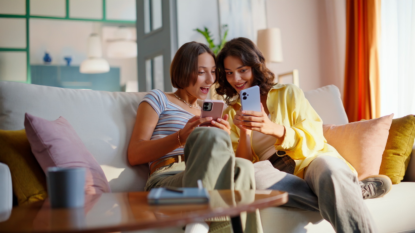 Kobiety oglądają filmy i seriale na telefonach