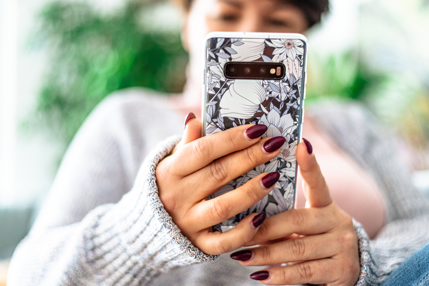 Kobieta przywraca ustawienia fabryczne na telefonie