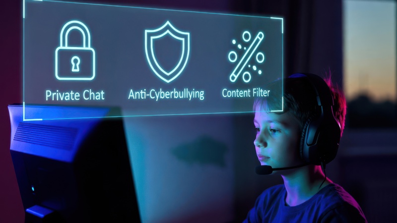 Dziecko korzysta z komputera i telefonu, na których ma włączone funkcje kontroli rodzicielskiej od Plusa - Ochronę Internetu i Stop Hejt.