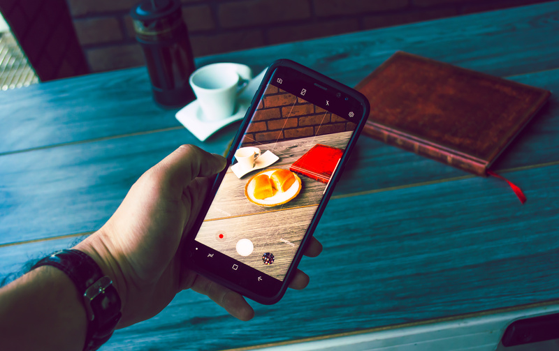 Dłoń trzyma telefon Samsung Galaxy, w którym dzięki Galaxy AI w łatwy sposób może przerobić zdjęcie.