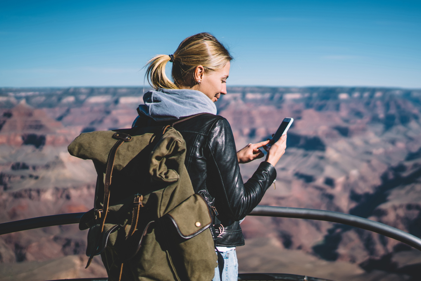 Kobieta w podróży w góry korzysta z roamingu.
