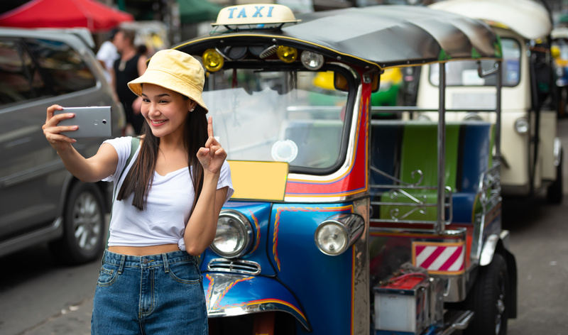 Kobieta robi zdjęcia i przesyła je na social media będąc za granicą i nie martwi się o koszty dzięki roamingowi w Plusie.