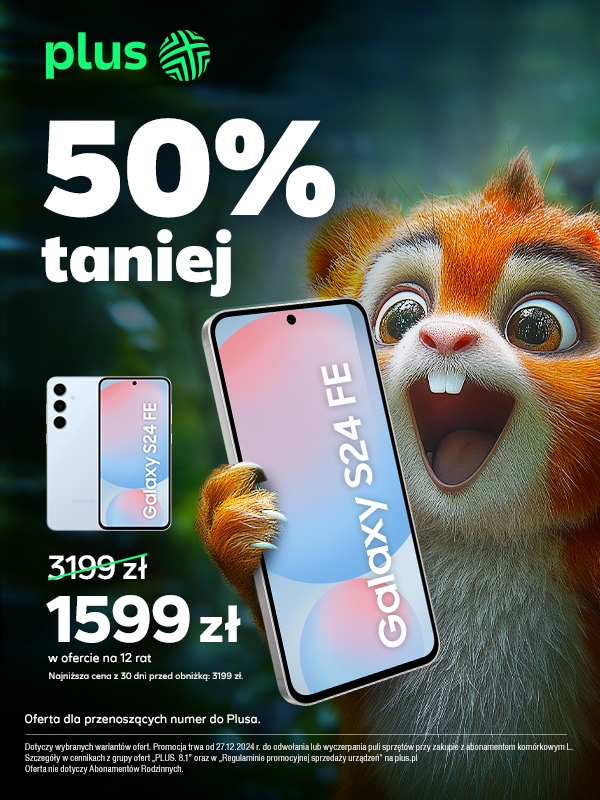Dziwny stworek trzyma w ręce telefon Samsung S24 FE, który można kupić 50% taniej